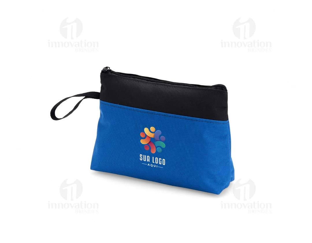 Nécessaire Nylon em cor preta com zíper e alça lateral.