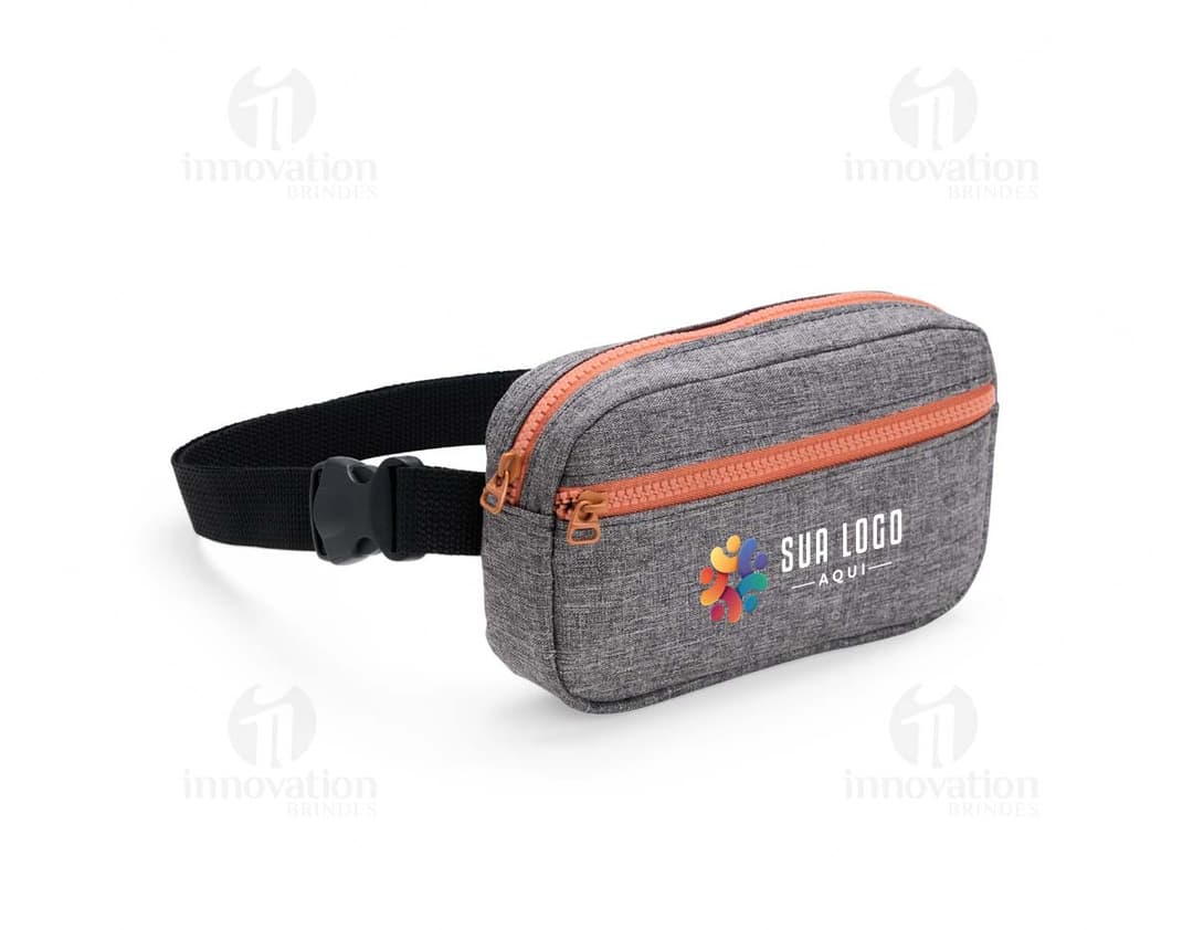 Pochete Oxford preta feita de couro com diversos compartimentos, fivelas e fechos. Ideal para guardar dispositivos eletrônicos, equipamentos e acessórios de trabalho e de viagem.