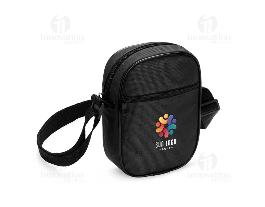 Bolsa de ombro de poliéster preta com alça de couro, fecho metálico, equipada com bolso interno e design moderno. Ideal para viagens e uso diário.