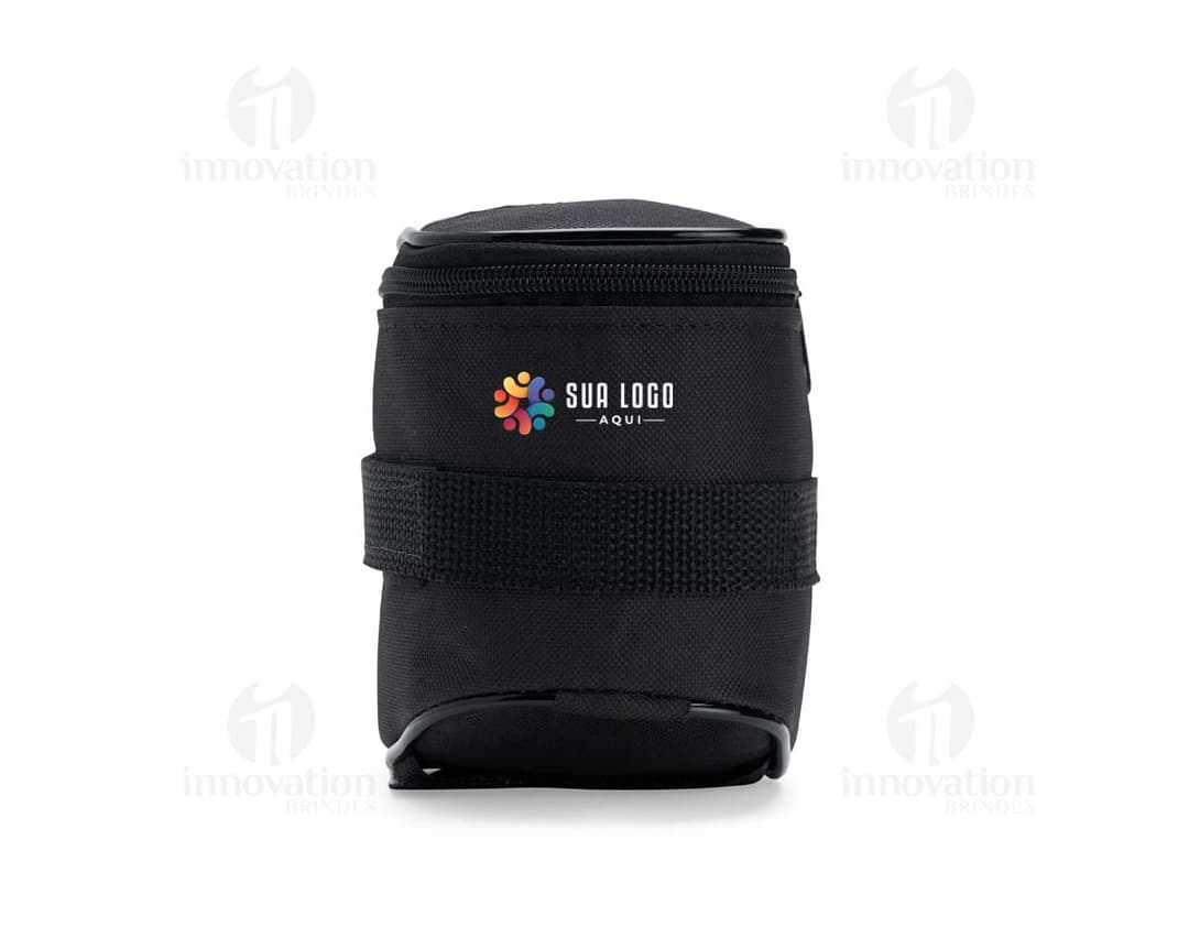 Produto: Bolsa Selim Bicicleta Oxford. Equipamento eletrônico moderno, com mecanismo de controle de abertura, regulador de foco e lente zoom. Feito em metal e plástico, com detalhes em vidro e flash. Modelo profissional para fotografia, com tecnologia digital e mecânica. Ideal para armazenamento de equipamentos fotográficos. Estilo vintage e portátil, em tom de prata com reflexos de aço.