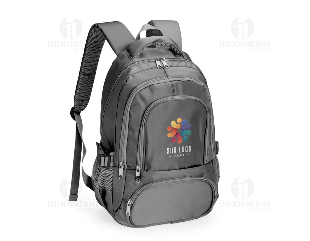 Mochila de poliéster de 17 litros em cor verde com bolsos laterais e alça ajustável.