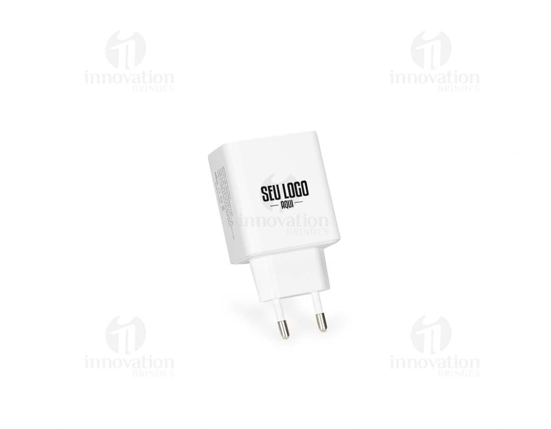 Carregador Turbo Com 4 Portas em fundo branco.