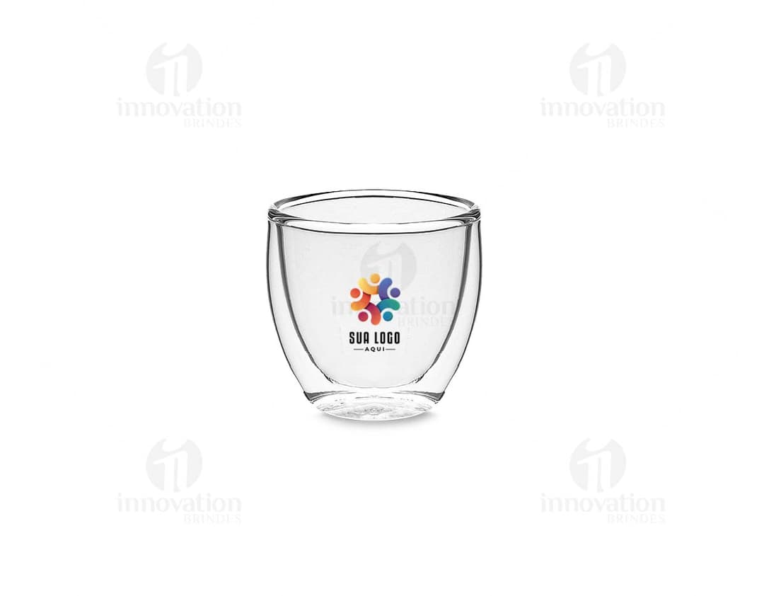 Conjunto de copos de vidro transparentes em uma mesa de madeira.