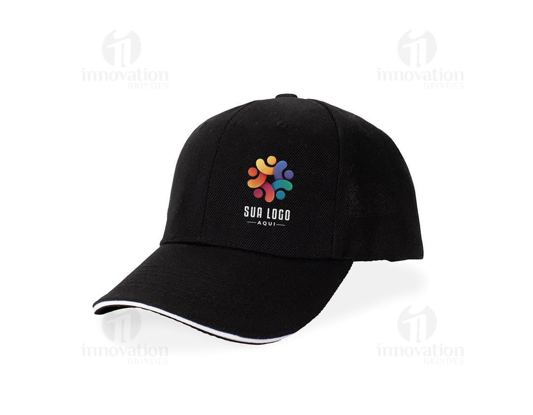 Boné de poliéster com aba curva em cor azul-marinho.