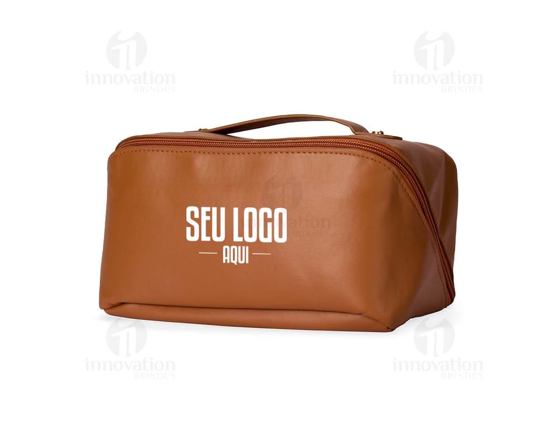 Necessaire de couro sintético na cor preta, com zíper e logo da marca em dourado na parte frontal.
