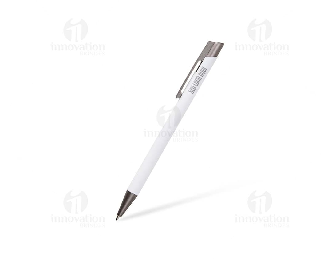 Caneta metal prateada com detalhes em preto sobre fundo branco.