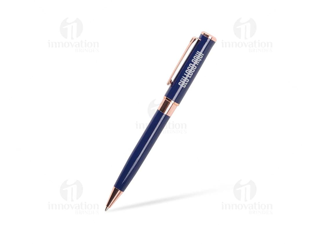 Caneta metal prateada sobre fundo branco, corpo fino e elegante com detalhes em metal dourado.