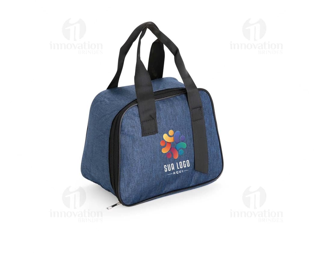 Bolsa térmica de 6 litros, ideal para manter alimentos e bebidas refrigerados. Cor predominante azul com alça ajustável e fecho em zíper. Ideal para passeios, viagens e picnics.