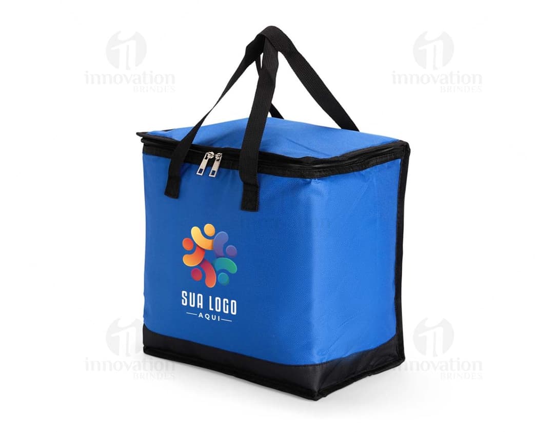 Bolsa Térmica 20 Litros em cor preta, com alça de ombro ajustável, fecho em zíper e bolso externo. Ideal para transporte de alimentos e bebidas.