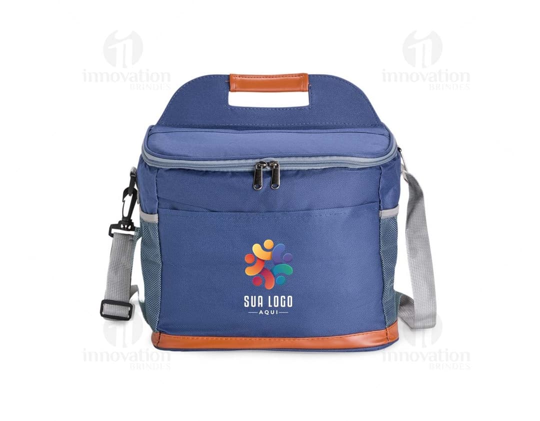 Bolsa térmica de 11 litros em cor vermelha, com alça ajustável e fecho de velcro. Ideal para transporte de alimentos e bebidas.