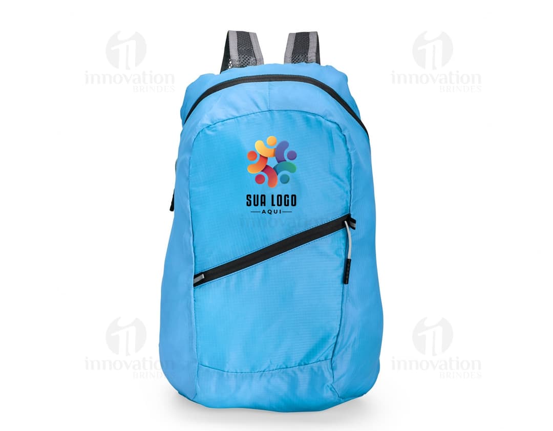 Mochila dobrável de poliéster com capacidade de 14 litros.
