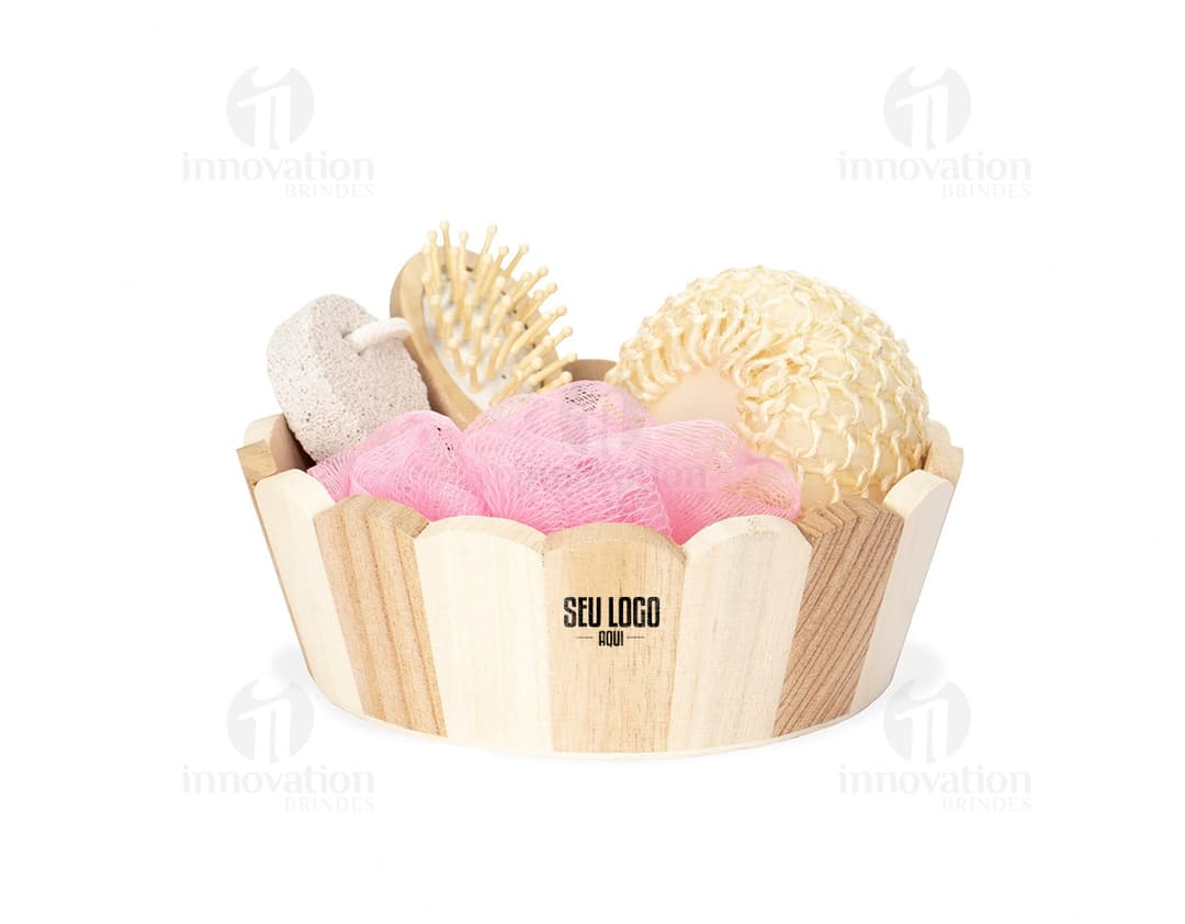 Kit banho 4 peças contendo uma toalha de banho branca, uma toalha de rosto azul, um tapete de banheiro cinza e uma esponja de banho rosa.