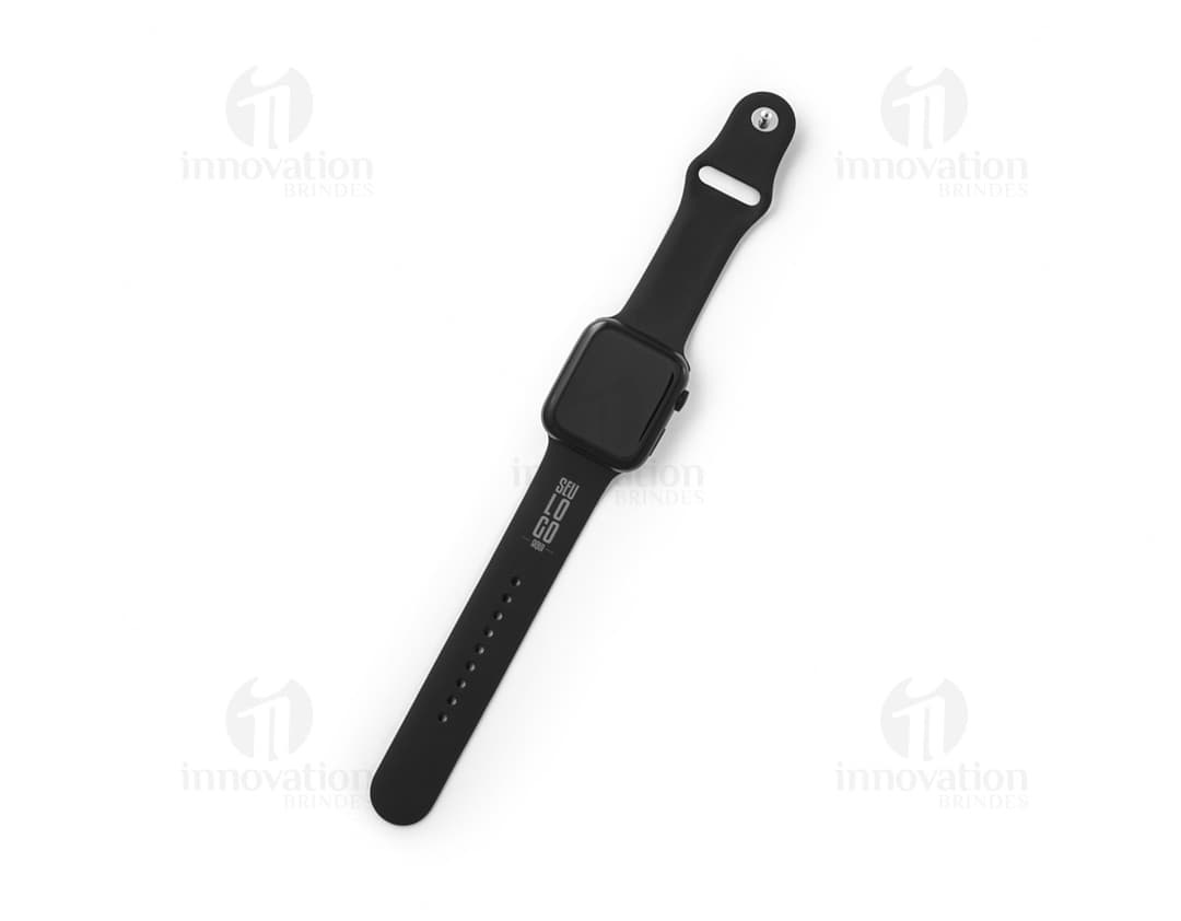 Relógio de pulso inteligente preto com pulseira de silicone e tela digital mostrando a hora e notificações de smartphone.