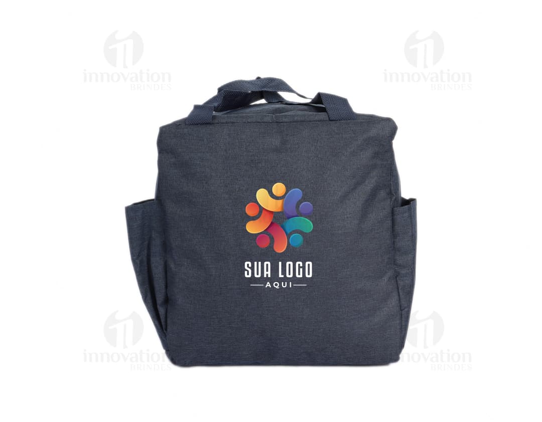 Bolsa térmica prateada, com zíper e alça para transporte.