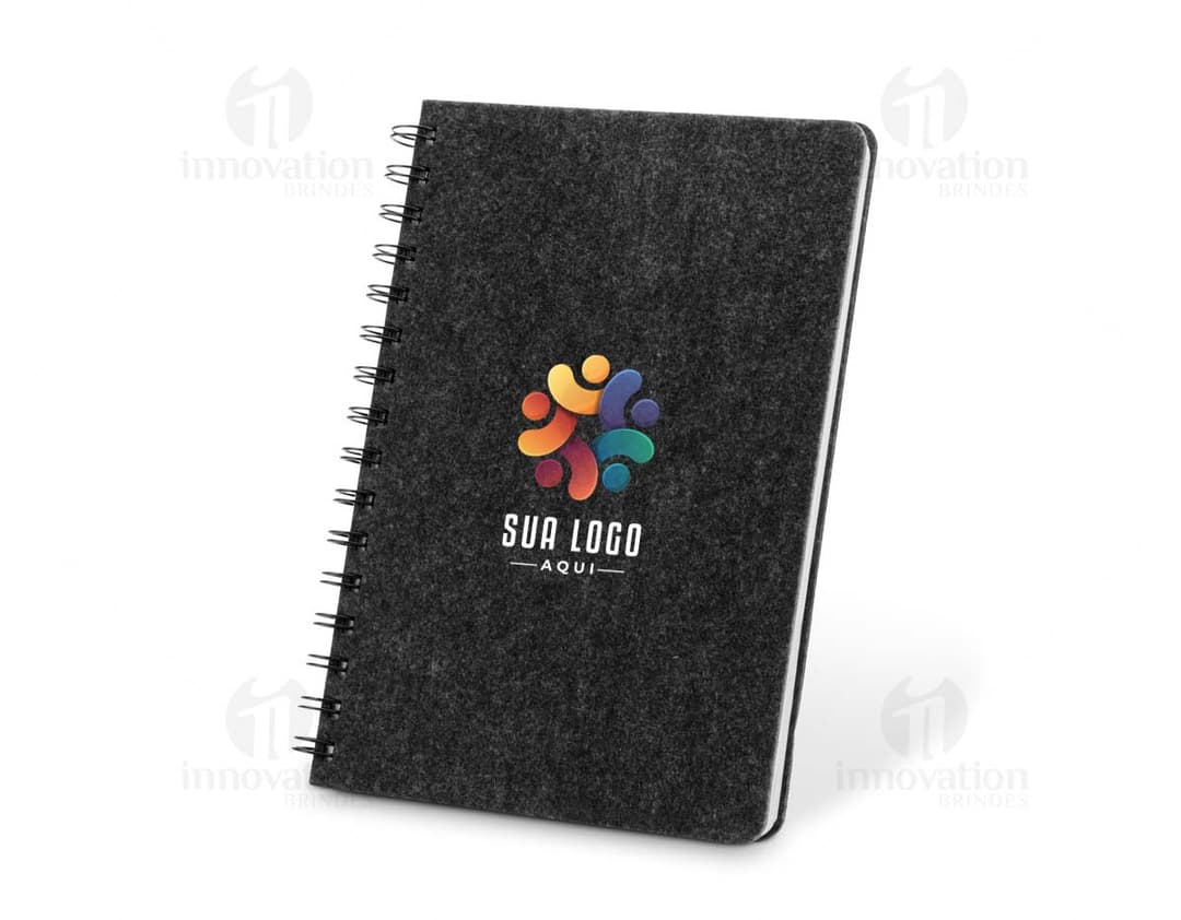 Caderno A5 de capa em feltro na cor azul escuro.