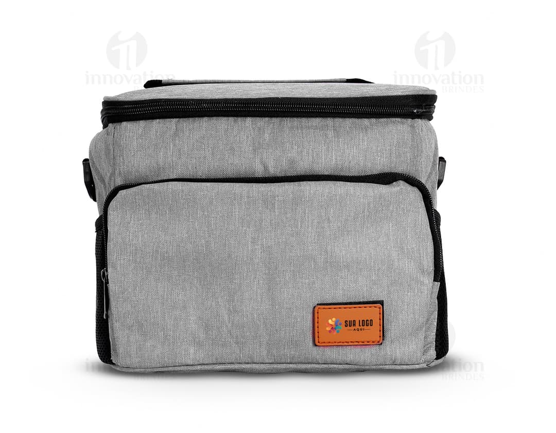 Bolsa Térmica 8 Litros, ideal para transporte de alimentos e bebidas, possui alça para transporte e capacidade de 8 litros. Cor azul-marinho e detalhes em cinza.