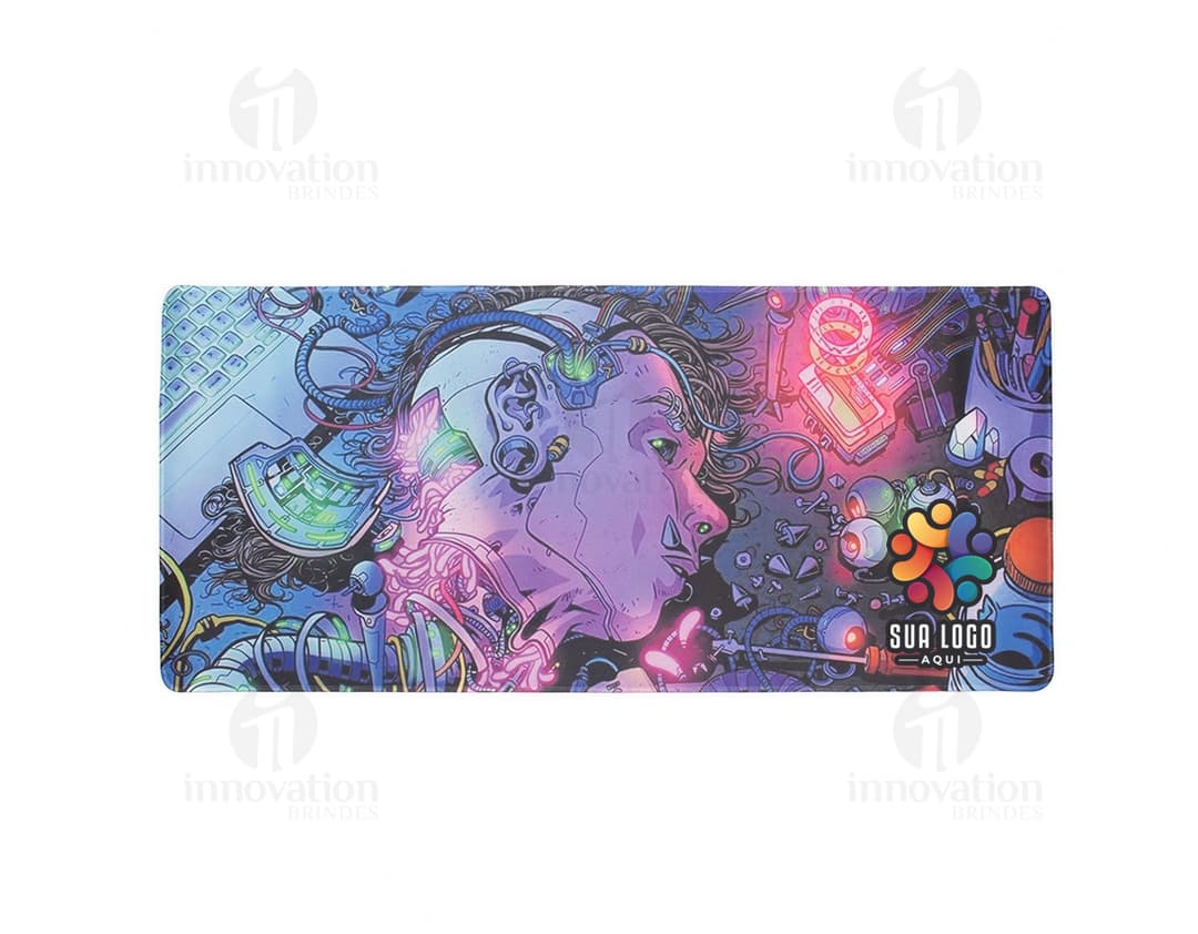 Desk pad em poliéster preto com costura branca, ideal para proteger a mesa e facilitar a escrita. Medidas: 60cm x 40cm.