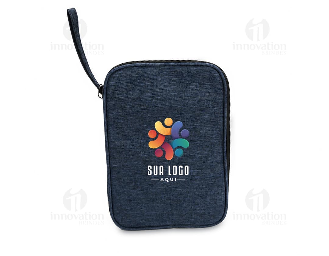 Necessaire para kit tecnológico contendo bolsos e compartimentos para organização de cabos, carregadores e acessórios eletrônicos.