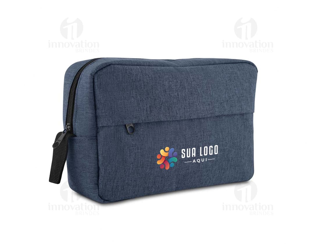 Nécessaire em Poliéster em 300D, na cor azul-marinho, com zíper e alça lateral.