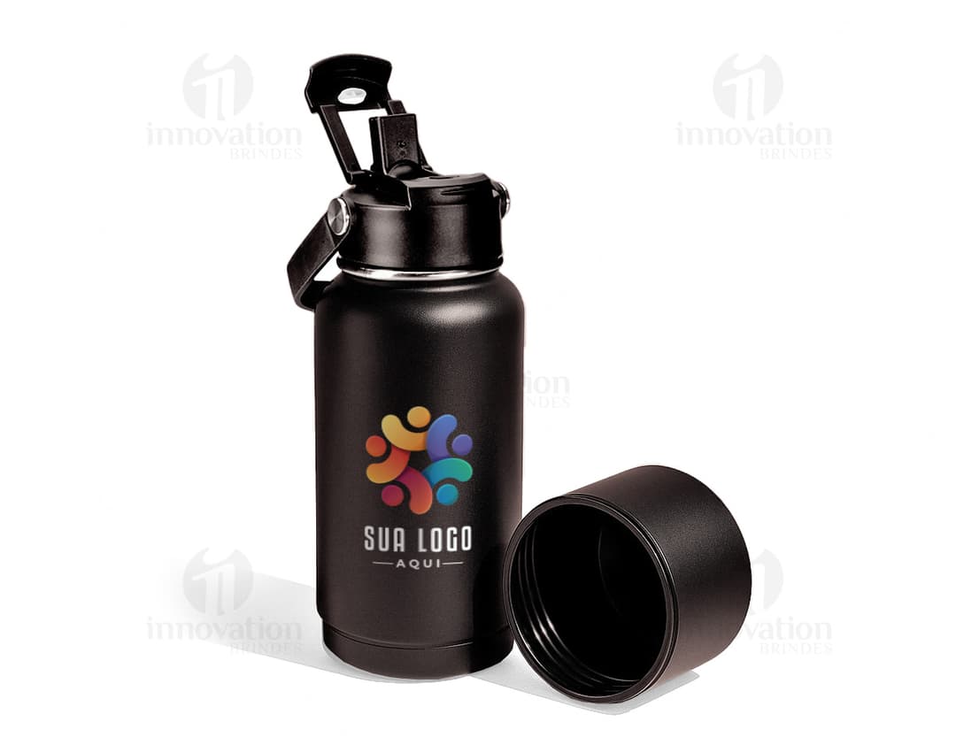 Garrafa térmica de 700ml em aço inoxidável, com tampa de rosca e alça para transporte. A garrafa tem design moderno na cor prata e é ideal para manter bebidas quentes ou frias por mais tempo.