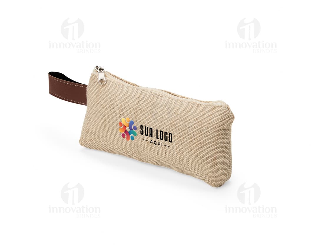 Nécessaire confeccionada em juta, com fecho em zíper e alça lateral. A peça possui estampa floral em tons de verde e rosa.