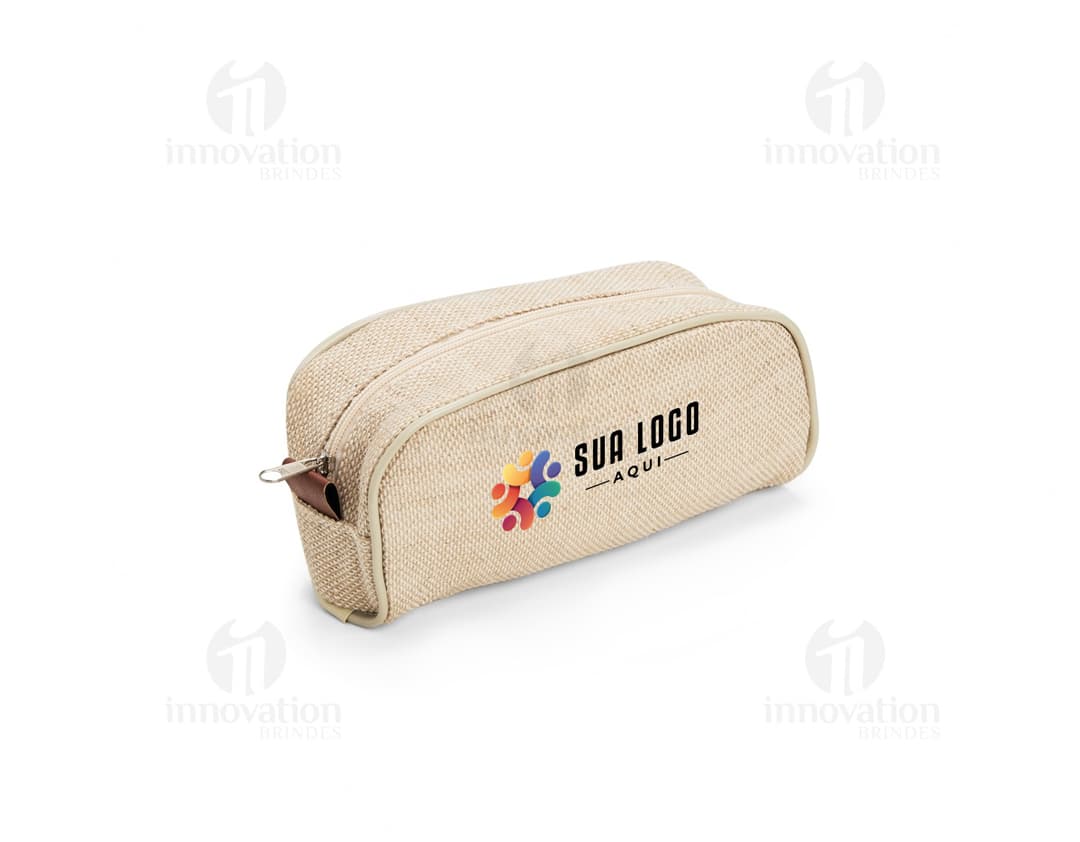 Nécessaire de juta em tom natural, com fechamento em zíper e alça em tecido.