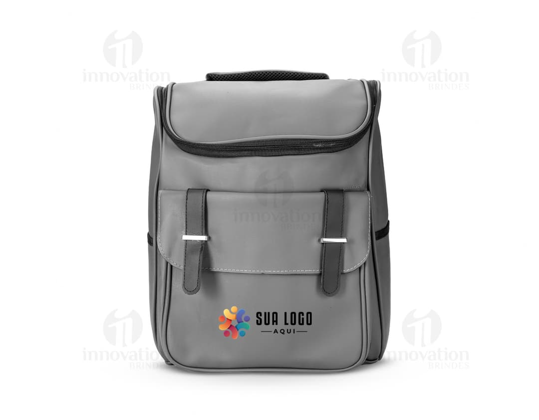 Mochila de couro sintético com capacidade de 29 litros.