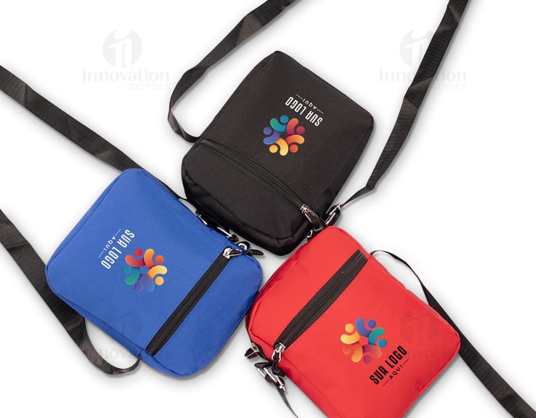 Mini bolsa transversal preta de couro com fecho em metal, ideal para guardar chaves, celular, dinheiro e outros objetos pessoais. Design moderno, compacto e seguro, perfeito para uso no dia a dia.