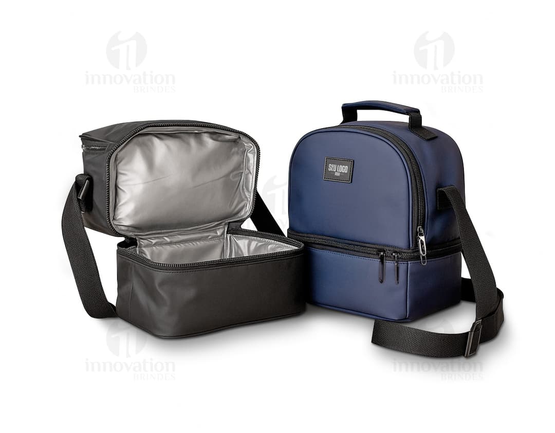 Mala térmica preta de couro vintage com fecho de zíper, alça de metal cromado, estilo moderno e elegante, ideal para viagens e transporte de objetos ou acessórios térmicos.