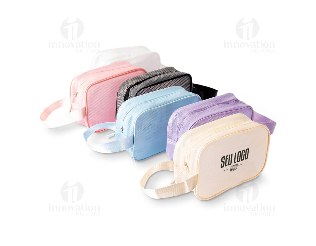 Nécessaire em EVA preto, utilizado para armazenar equipamentos e roupas esportivas. O produto possui fecho, alça e é resistente.