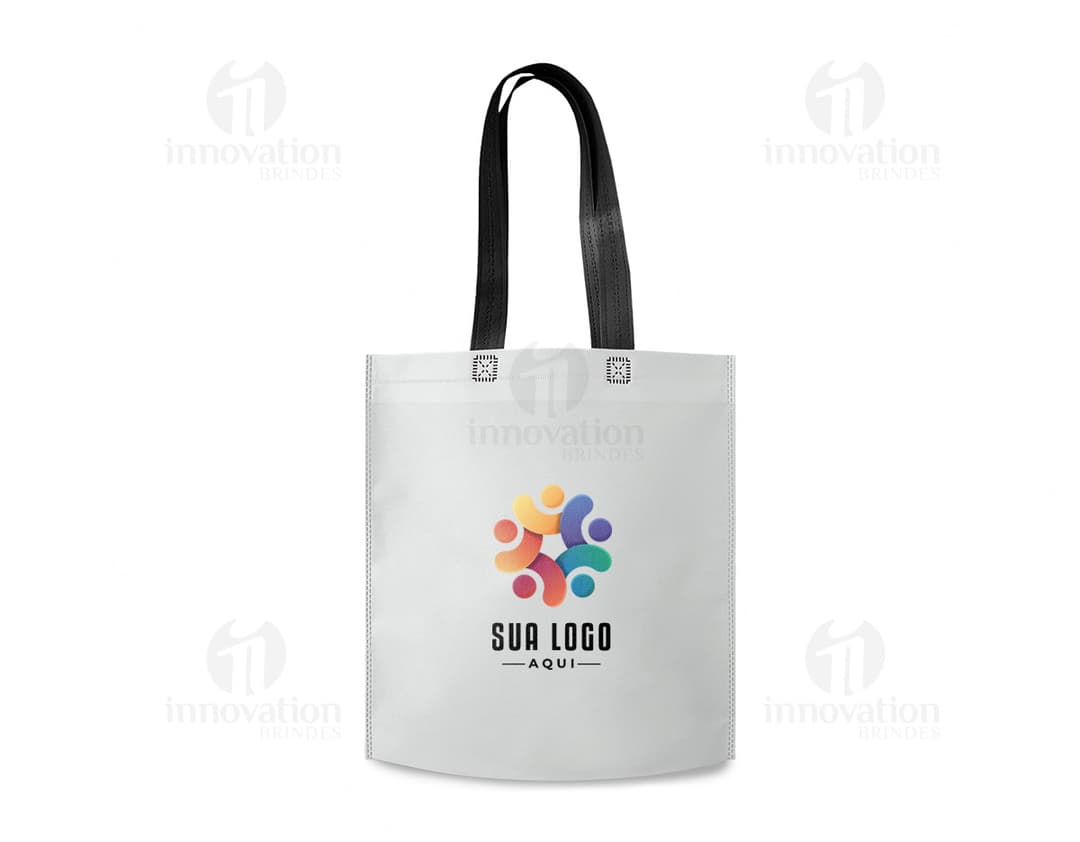 Sacola TNT metalizada na cor prata, fechada com cadeado, oferecendo proteção e segurança para suas compras. Possui alça resistente e design moderno, ideal para uso em lojas, bancos e comércios em geral.