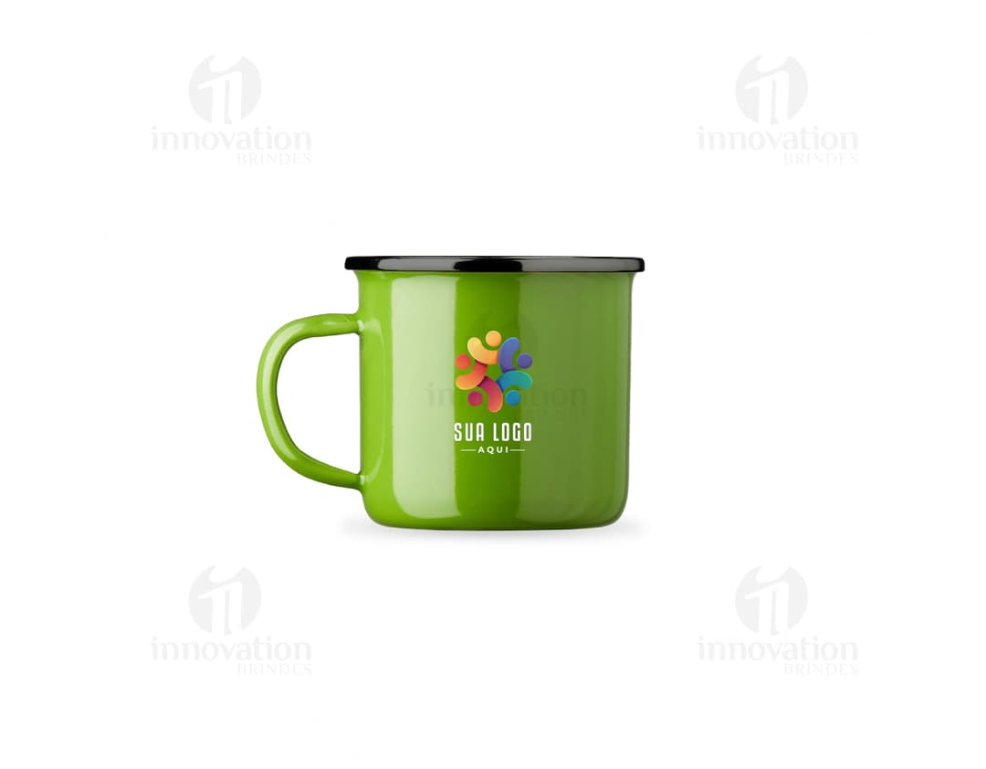 Desenho de uma caneca de inox 370ml em 3D, com alça e design colorido. A imagem possui elementos de reciclagem e simbologia de conservação do meio ambiente, como um ícone de lata de lixo e garrafa de plástico. Ideal para tomar chá, café ou qualquer outra bebida quente.