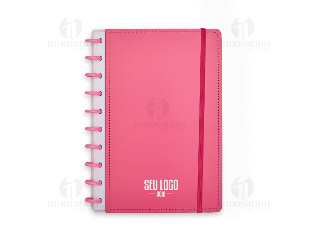 Caderno em disco vintage com capa rosa, decorado com elementos florais e listras amarelas. Páginas em branco, com espaço para escrever e desenhar. Perfeito para uso no escritório, na escola ou como diário.