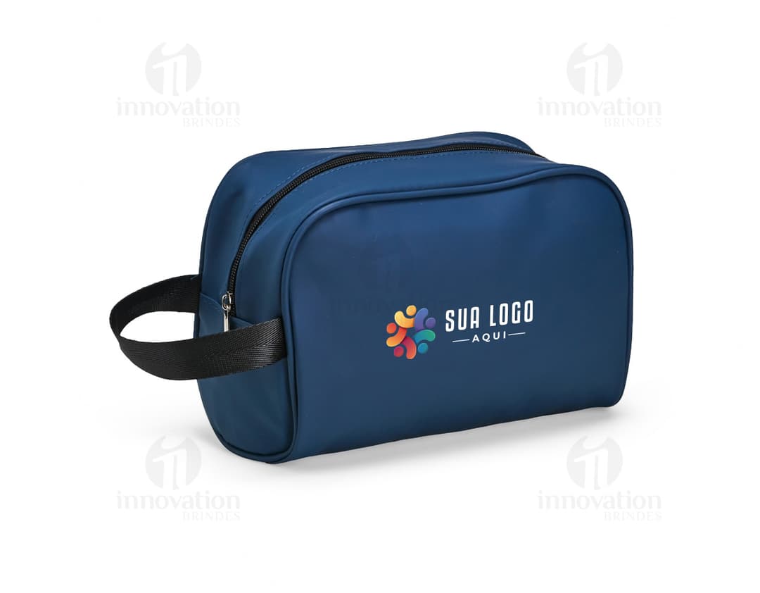 Mochila de couro preta contendo objetos como dinheiro, papel, computador, zipper, bolsa, wealth e office.