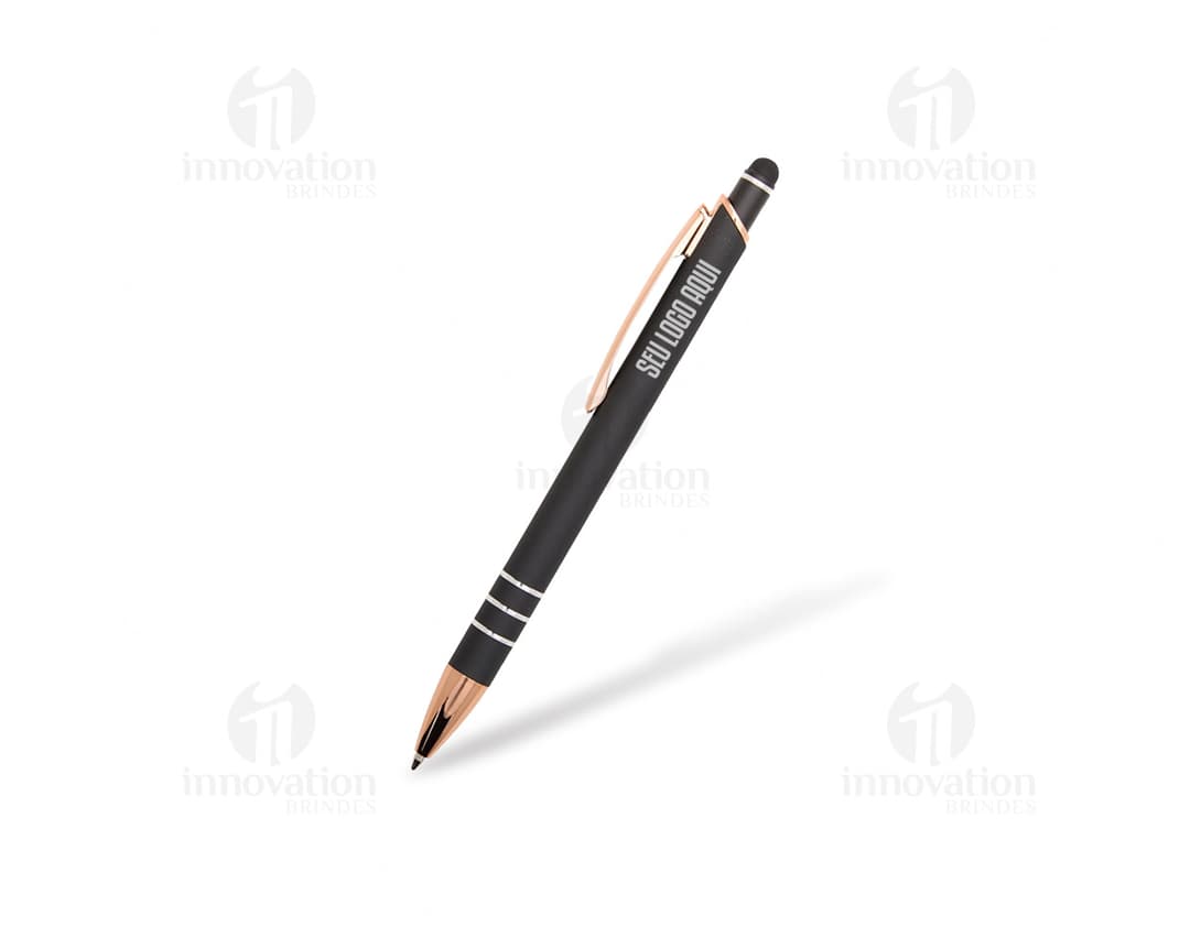 Caneta de metal touch sendo usada para escrever em um papel de escritório.