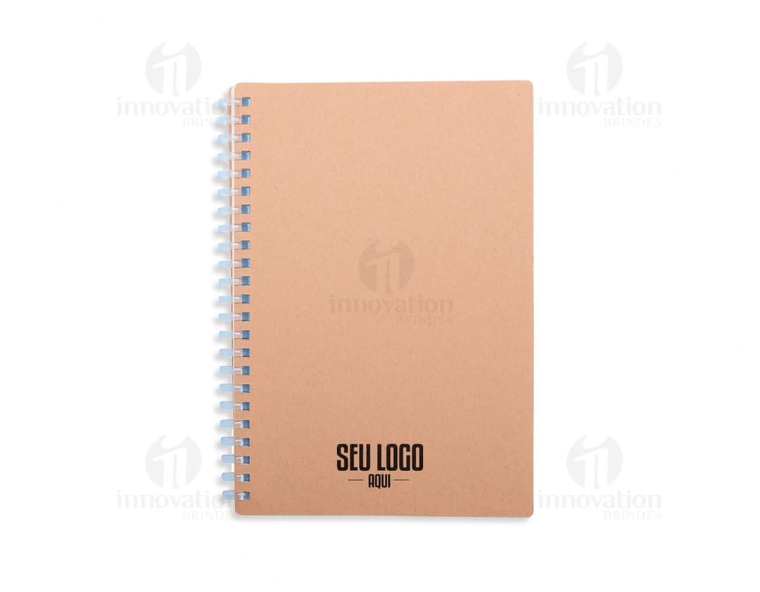 Caderno Kraft em papel cartão marrom, vazio e aberto. Possui página em branco para anotações e lembretes. O design é simples e organizado, perfeito para armazenar informações e memo.