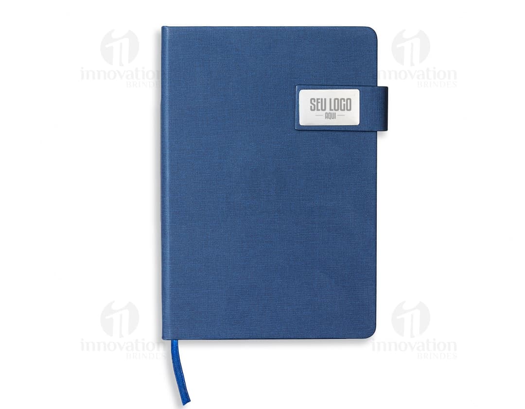 Diskette de papel em formato de caderneta de couro sintético, sobre um notebook. A imagem representa um dispositivo de memória e armazenamento de dados vintage, com design antigo e retro.