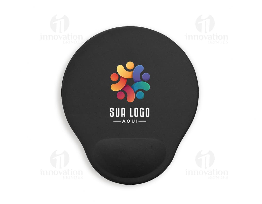 Mouse pad ergonômico em formato de disco preto, com design em 3D e detalhes de mapa mundial. Possui um coração no centro, simbolizando amor pelo planeta. Ideal para uso em jogos, trabalho ou atividades financeiras, com superfície confortável para o uso diário.