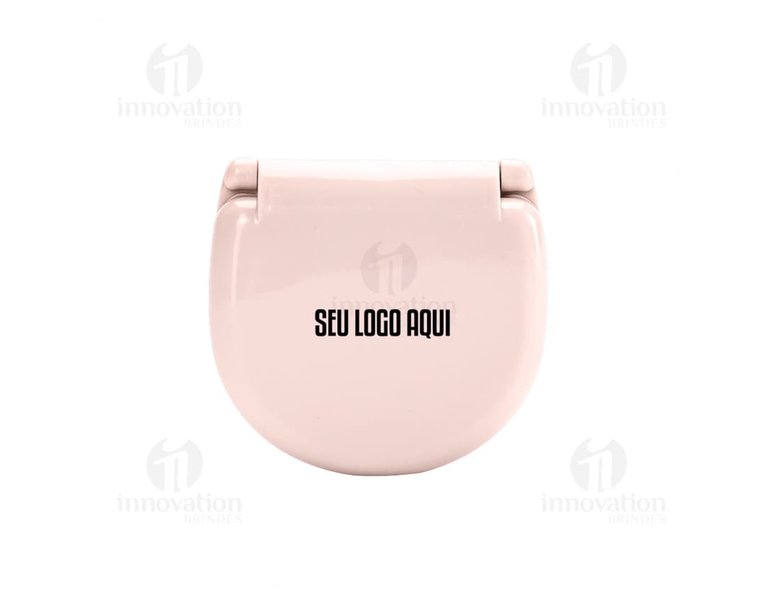 Kit Costura Plástico com ícones, símbolos e elementos gráficos em 3D. Design colorido e moderno com botões, caixa de papel, botões e etiqueta. Ideal para armazenar e organizar acessórios de costura.