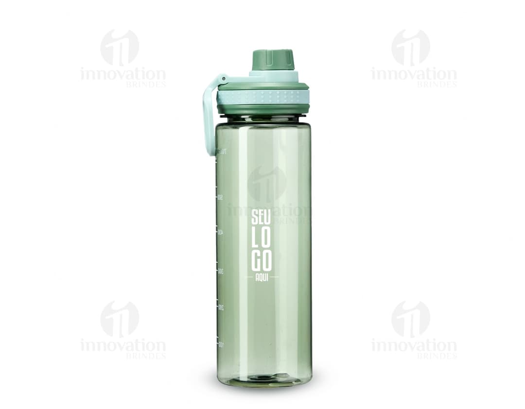 Garrafa plástica de 750ml em cor preta e transparente, vazia e limpa. A garrafa possui tampa e é um objeto único, feito de material reciclável.