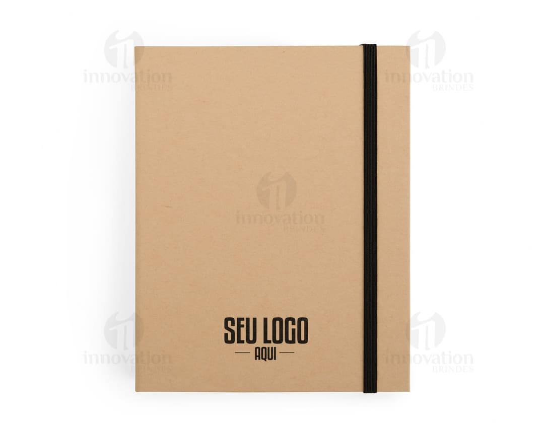 Bloco de anotações de papel em branco dentro de um recipiente de papelão, com espaço para mensagens e lembretes. Também estão presentes cinco canetas amarelas. A imagem remete a um ambiente de escritório, com objetos de papelaria e escrita.