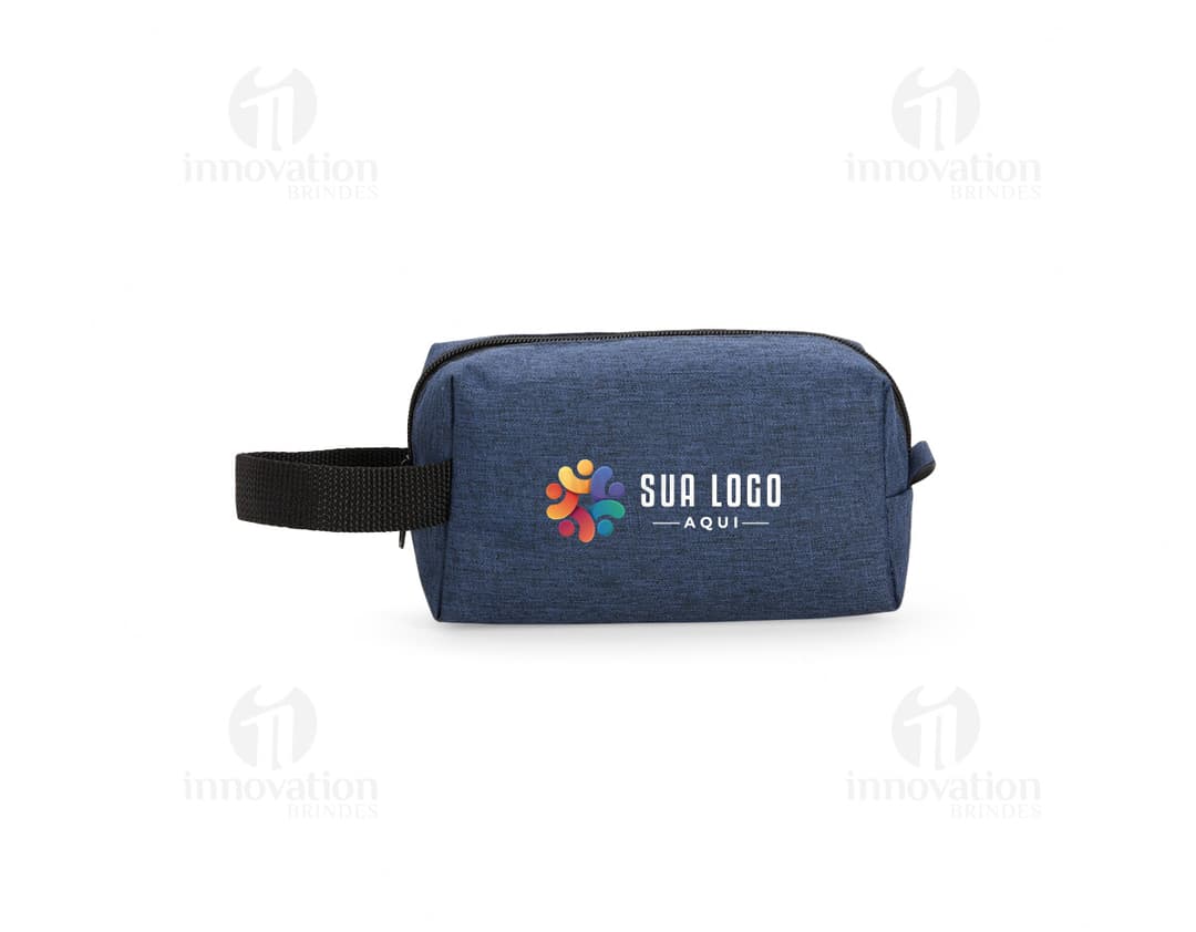 Nécessaire Poliéster PVC Mescla em tons de preto e cinza, contendo compartimentos para suporte de dispositivos como teclado, computador e data, além de armrest e headrest. O objeto também possui bolsos e armazenamento para equipamentos, dinheiro, chaves, papel e acessórios diversos. Ideal para guardar itens pessoais e acessórios de trabalho.