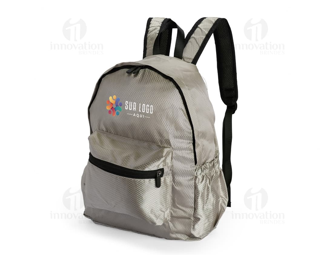 Mochila dobrável de poliéster de 18 litros, preta e moderna, ideal para viagens, aventuras e atividades ao ar livre. Feita de material resistente, possui alças ajustáveis e fecho em zíper. Perfeita para o uso casual e elegante.