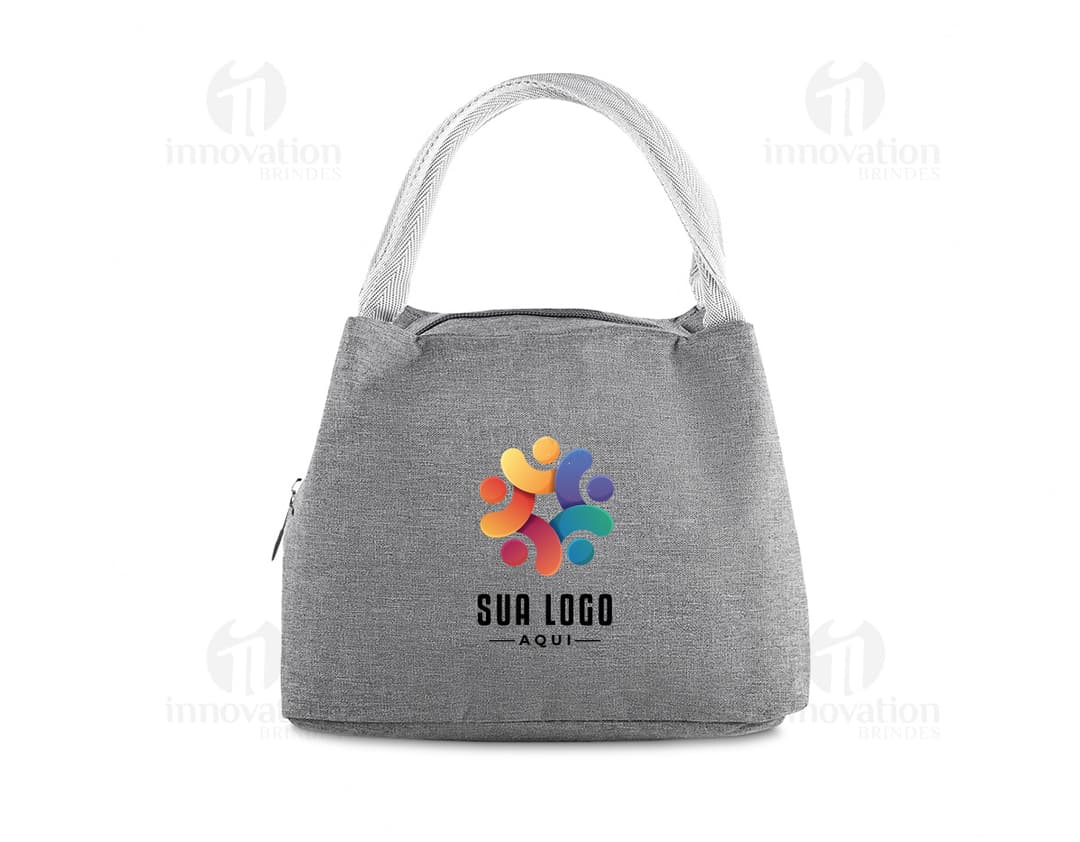 Bolsa térmica em poliéster marrom, com fecho de zíper, alça de couro e cadeado de segurança. Design moderno e elegante, ideal para manter alimentos e bebidas frescos durante viagens ou passeios.
