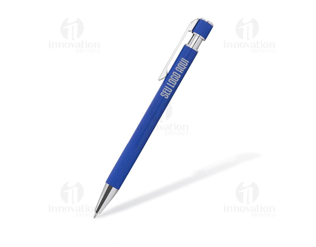 Caneta metálica em close-up, prateada, com design moderno e tecnológico. Ideal para escrita e desenho, perfeita para uso em escritórios e escolas.