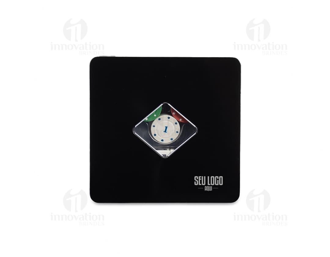 Imagem de um Kit Poker com 100 fichas, com design moderno em tons de preto e prata. O kit inclui um notebook, telefone celular, tablet, teclado, monitor e outros dispositivos eletrônicos, representando a combinação de tecnologia e entretenimento. Ideal para jogos de poker online, comunicação e diversão.