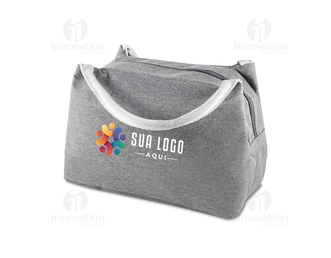Bolsa térmica em poliéster preta, estilo casual e elegante, com alça de couro e fecho de metal. Acessório de moda feminina, ideal para armazenar alimentos ou medicamentos de forma prática e moderna. Quem vê a bolsa de longe percebe sua elegância e riqueza de detalhes.