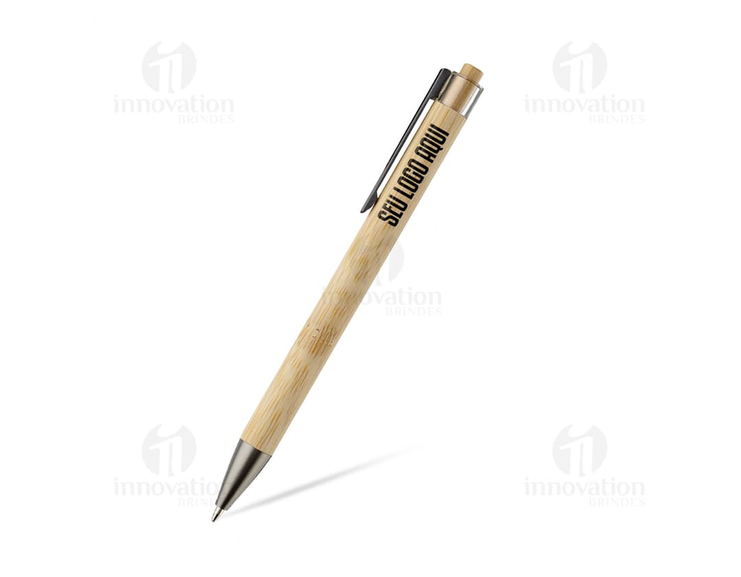 Caneta feita de bambu para escrita, com aspecto natural e sustentável. Ideal para uso no escritório, escola ou em casa. Corpo de bambu com ponta de metal, perfeita para desenho, caligrafia ou assinatura. Design clássico e elegante, em tons de marrom e amarelo.