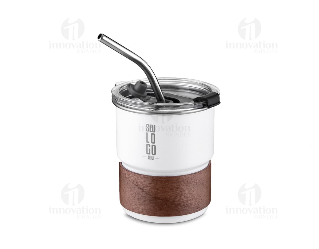 Copo em inox com canudo, ideal para conservar líquidos quentes ou frios. O copo possui um design colorido e criativo, perfeito para servir bebidas de forma prática e elegante. Feito em metal, o copo é durável e resistente, sendo uma ótima opção para uso doméstico ou para levar em viagens. O canudo facilita o consumo da bebida sem derramar, tornando-o ideal para uso diário.