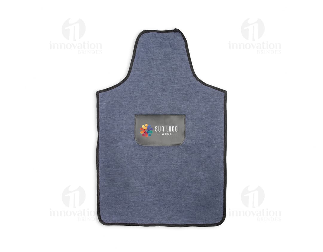 A imagem mostra um avental feito de poliéster e PVC mesclado em cor preta. O avental possui design vintage e é um objeto de proteção, ideal para trabalhadores carregarem ferramentas, como uma bolsa de negócios.